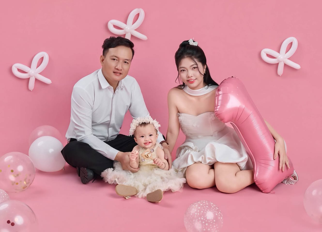 Ba mẹ và bé chụp concept gia đình màu hồng