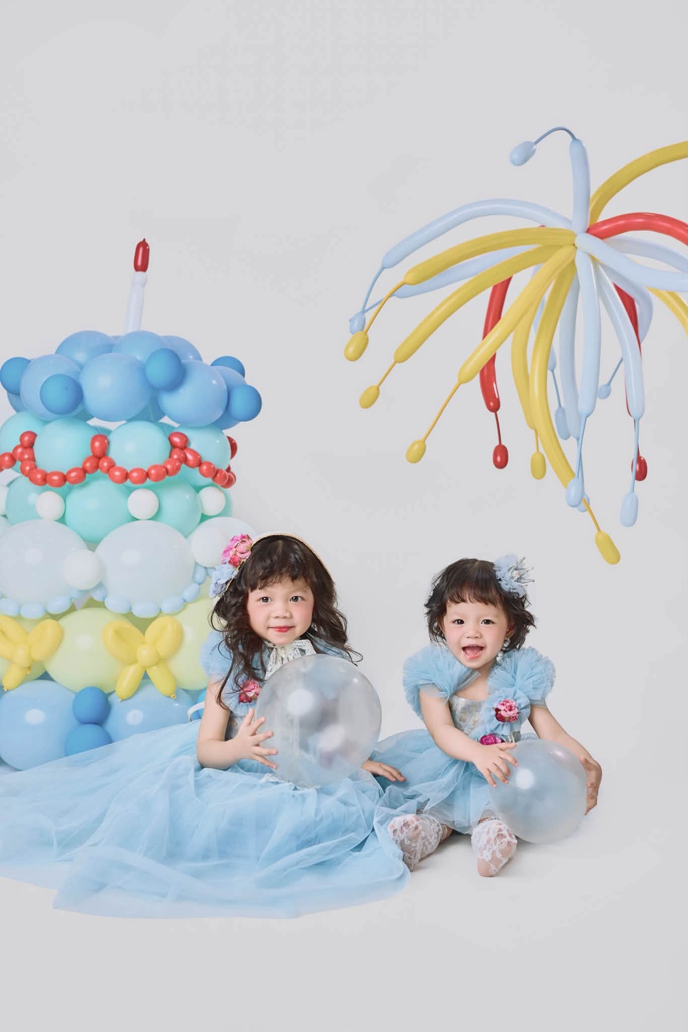 Hai bé gái trong concept xanh pastel và bóng bay